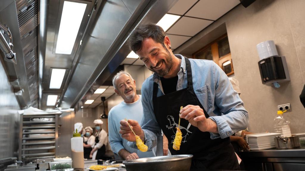 Karlos Arguiñano y su hijo Joseba en la cocina