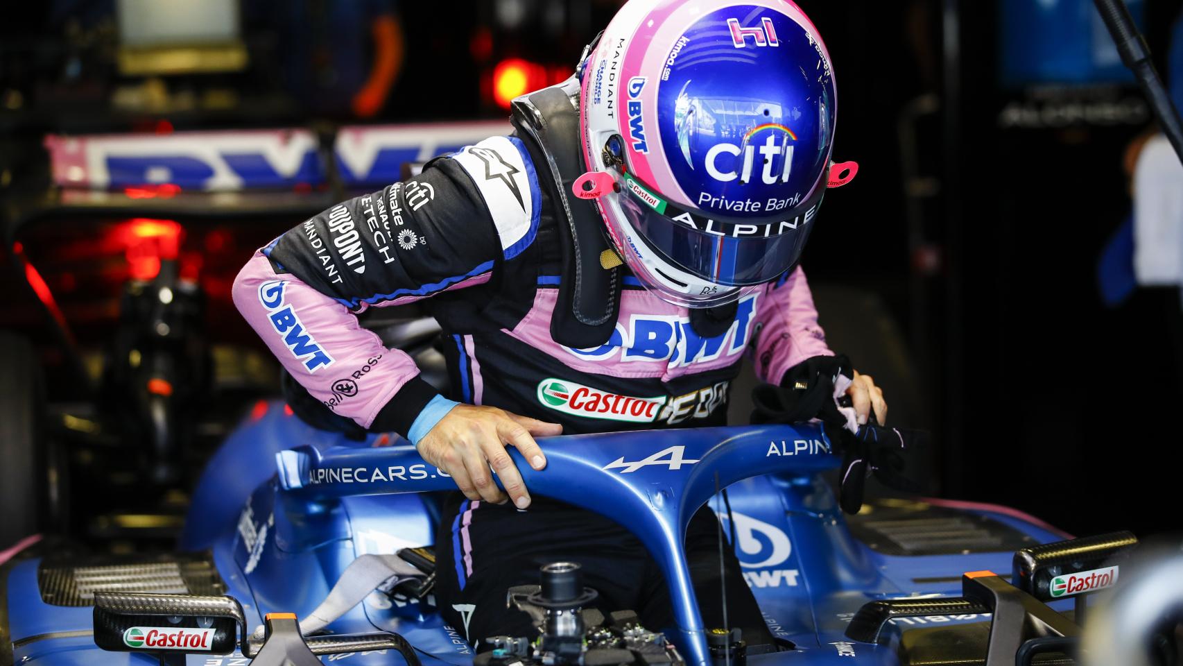 Fernando Alonso sale de su A522 en Bakú