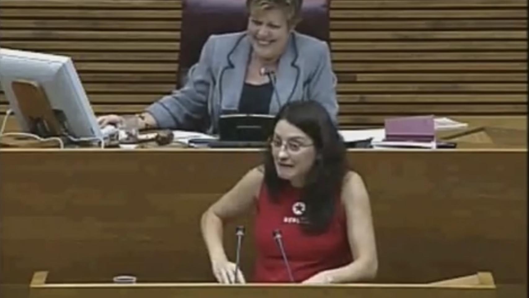 Mónica Oltra, en 2009, se dirige al entonces presidente Francisco Camps.