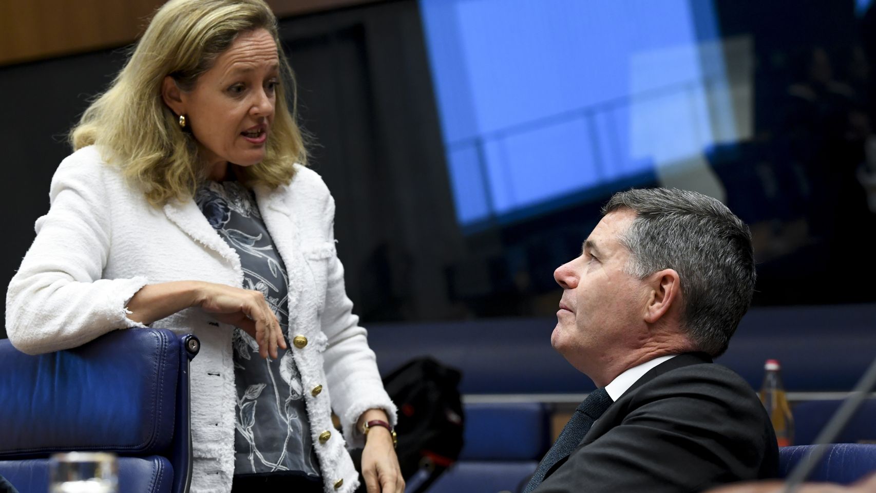 La vicepresidenta Calviño conversa con el presidente del Eurogrupo, Paschal Donohoe, durante la reunión de este jueves