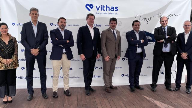 Nuria García, responsable de Vithas Xanit Gibraltar; Jose Antonio Ródenas, director gerente de Vithas Xanit; David Baulenas, director corporativo de Asistencia, Calidad e Innovación de Vithas; Jorge Gallardo, presidente de Vithas; Fabian Picardo, primer ministro de Gibraltar; Pedro Rico, director general del Grupo Vithas; José María Ramón De Fata, director corporativo de Operaciones de Vithas; José María Baena, director financiero y de negocio territorial de Vithas Andalucía.