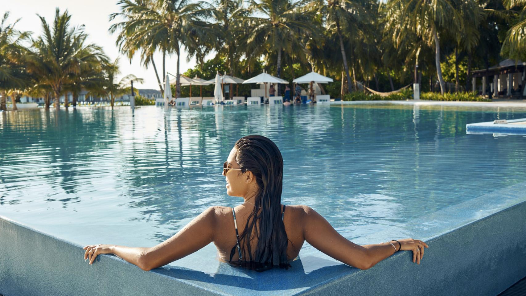 Una mujer en la piscina.