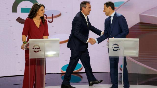 Macarena Olona, durante un debate electoral, junto a Juan Espadas y Juanma Moreno.