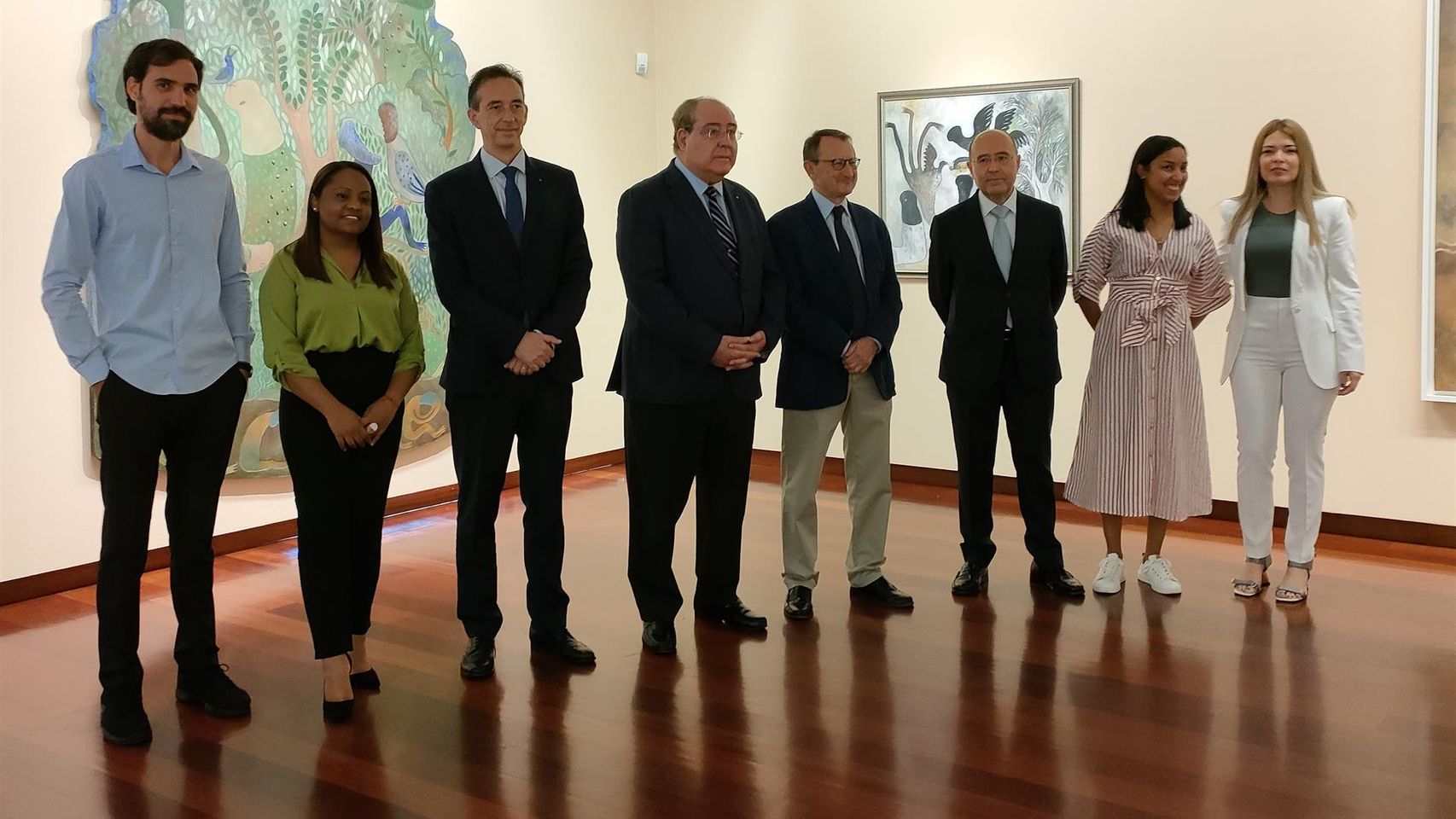 El presidente de Afundación, Miguel Ángel Escotet (centro), con Luciano Méndez: el director de la Fundación Salamanca Ciudad de Cultura y Saberes, José Luis Barba; varios artistas y las comisarias de la muestra de arte cubano ‘Sueño de Navegante’.
