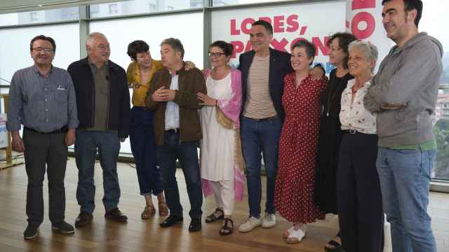 Lores con su equipo de gobierno y Ana Pontón.