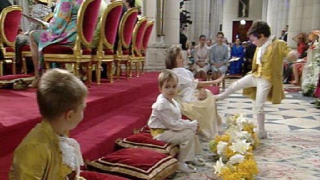 Froilán, en la boda de Felipe y Letizia, dando una patada a una niña.