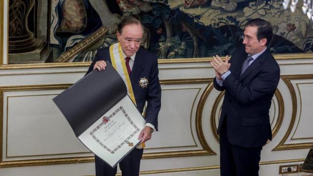 El ministro de Asuntos Exteriores, José Manuel Albares, entrega la Gran Cruz de la Orden de Isabel la Católica a Gregorio Marañón. Foto: Ricardo Rubio - Europa Press