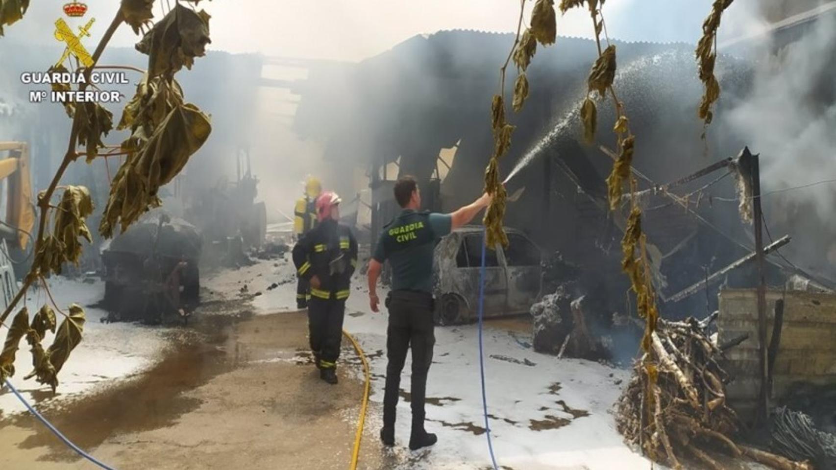 Los agentes de la Guardia Civil tuvieron que hacer de bomberos en Villarrubia.