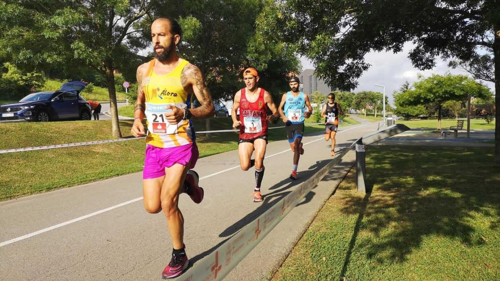 Antonio Jesús Aguilar durante la prueba de los 100 kms en ruta en Santander en 2022.
