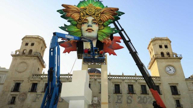 El montaje de una de las Hoguera oficiales de Alicante, en una imagen de archivo.