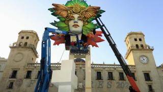 Momento en el que se ha colocado el remate de la Hoguera oficial, obra de Pedro Espadero.