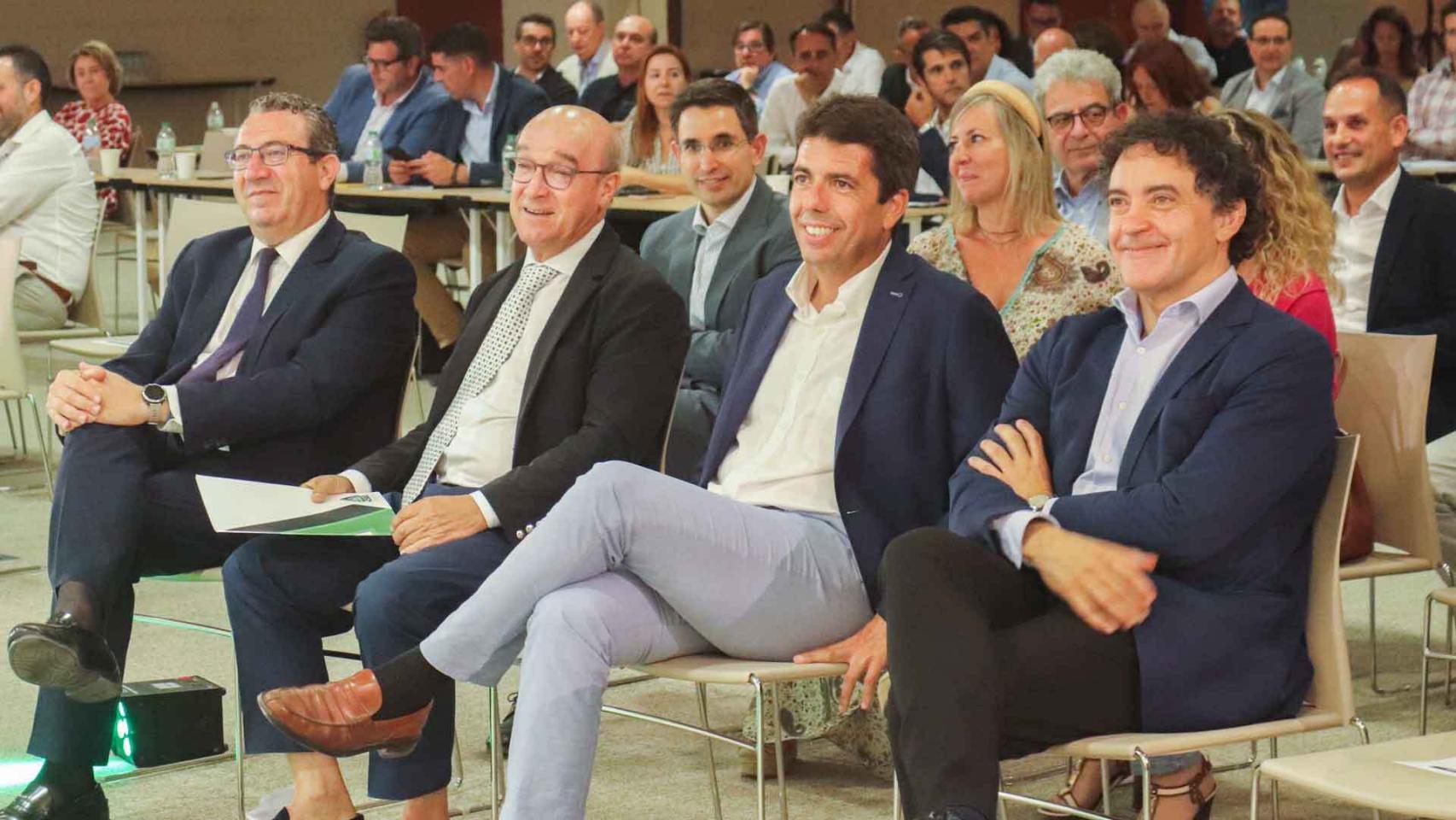 Toni Mayor, segundo por la izquierda, este viernes en la asamblea anual de Hosbec.