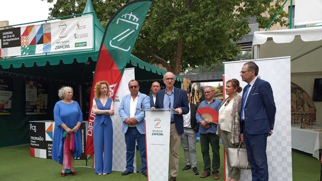 El presidente de la Diputación de Salamanca, Javier Iglesias, presidió la inauguración de la exposición 'Ovejas Fromago'