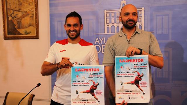 El concejal de Deportes, Manuel A. Alonso, y el presidente del Club de Badminton, Aitor Llandres