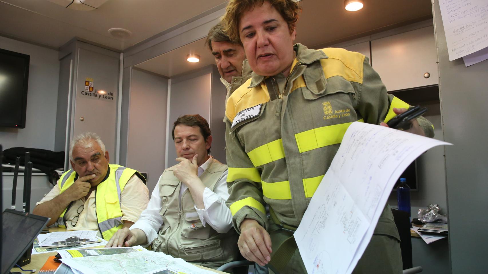 El presidente de la Junta, Alfonso Fernández Mañueco, en el puesto de mando del incendio de la Sierra de la Culebra