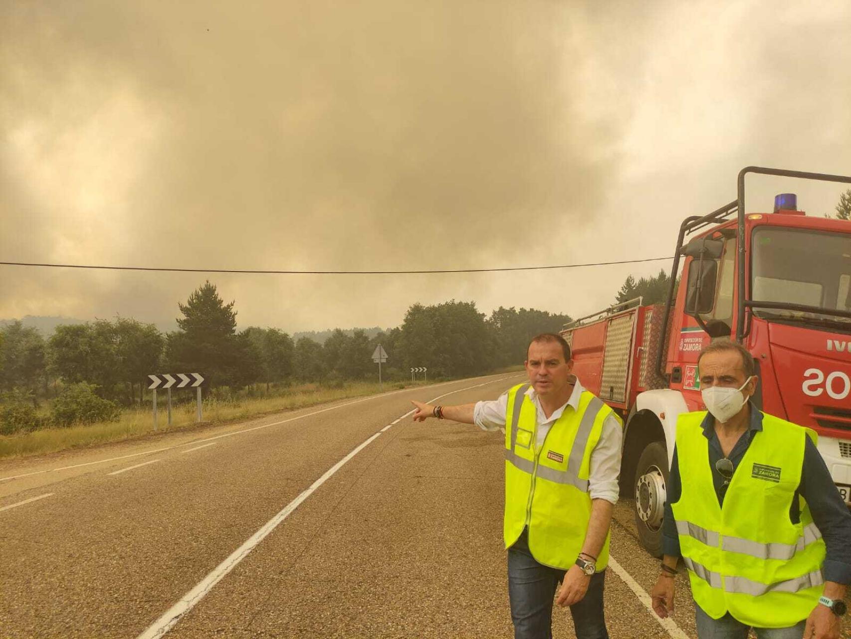 El presidente de la Diputación de Zamora, Francisco Requejo, y el presidente del Consorcio de Extinción de Incendios, José Luis Prieto Calderón en el incendio en la Sierra de la Culebra (Zamora).