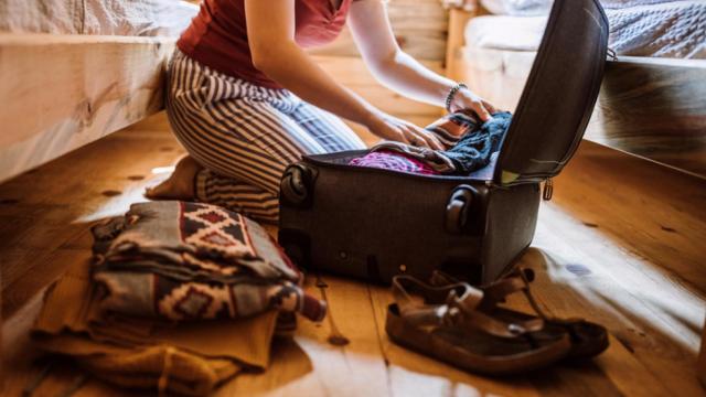 Consejos para hacer la maleta de mano para viajar en avión.