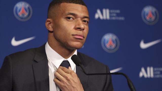 Kylian Mbappé se aprieta la corbata.