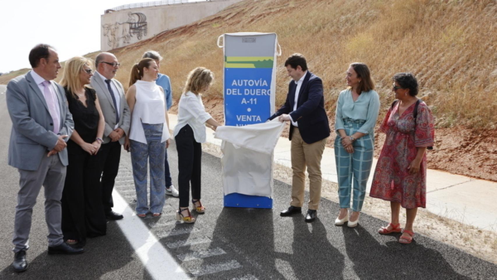 La ministra de Transporte y el presidente de la Junta en puesta en servicio del tramo de la A-11 entre Venta Nueva y Santiuste