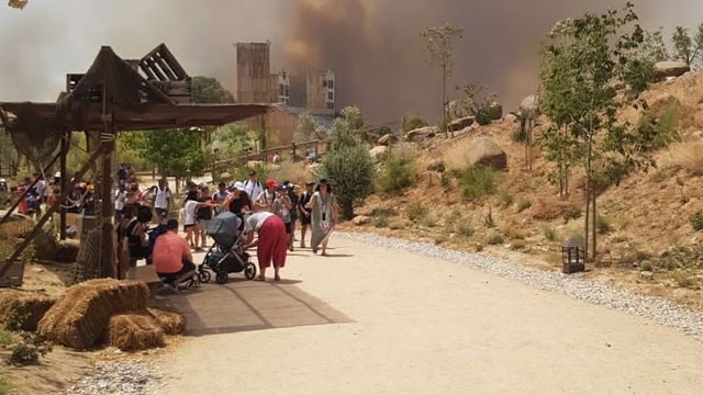 Evacuación de Puy Du Fou tras el incendio.