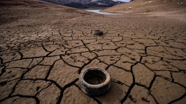 El embalse de La Viñuela, en Málaga, prácticamente seco.