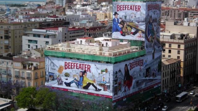 Conocida publicidad instalada hace años en los andamios de La Equitativa, en Málaga.