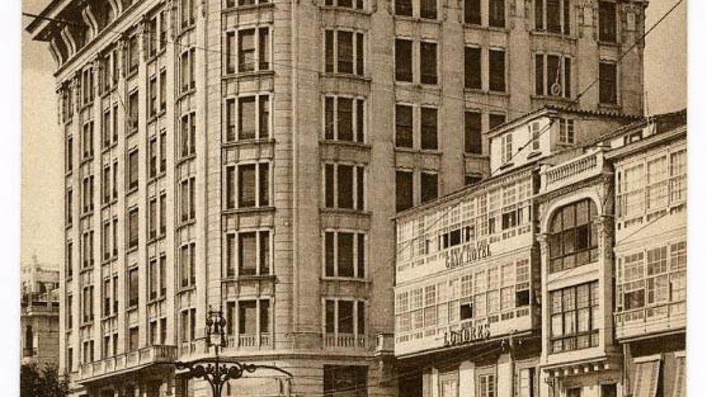 El edificio del Banco Pastor terminado