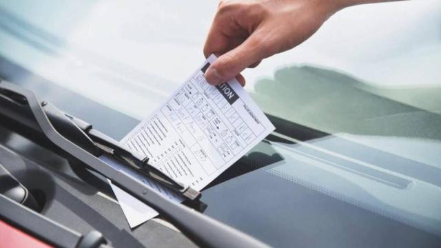 Una multa en un vehículo.