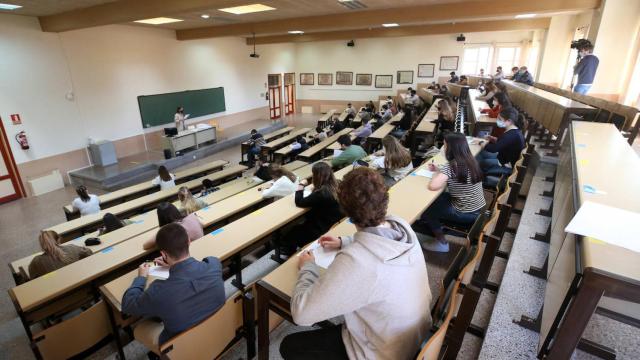 Alumnos en la universidad.