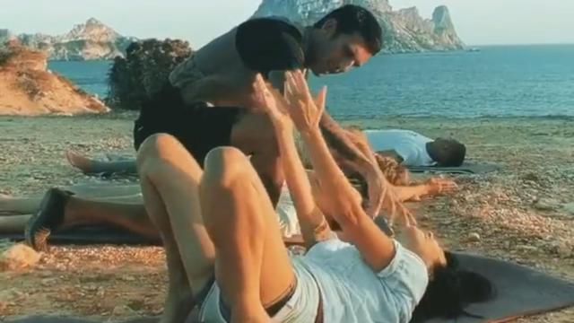 Josef Ajram dirigiendo una sesión de KAP en el islote de Es Vedrà (Ibiza)