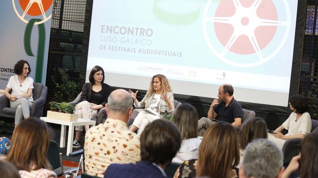 La presidenta de la Diputación de Pontevedra, Carmela Silva, ha abierto el encuentro junto a Manuel Pena, de la directiva de Proxecta.
