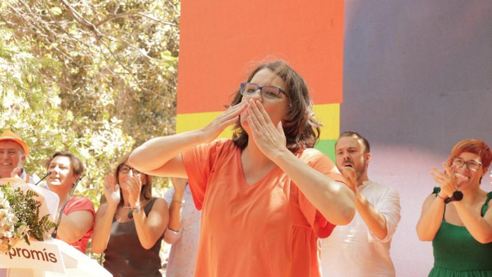 Mónica Oltra, en el centro de la imagen con sombrero, en el acto de este sábado.