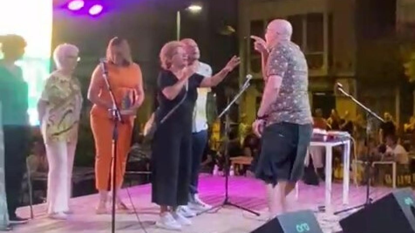 El presidente del Colectivo No Te Prives, Jesús Costa, este viernes, en la entrega de los Premios Fomento de la Tolerancia 2022, reprochando sus políticas LGTBI a la vicepresidenta del Gobierno de Murcia, Isabel Franco, vestida de naranja.