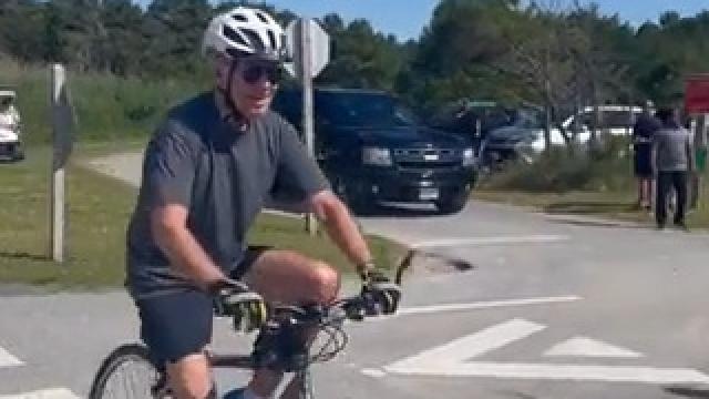 Biden se cae de la bici al parar a saludar a unos vecinos