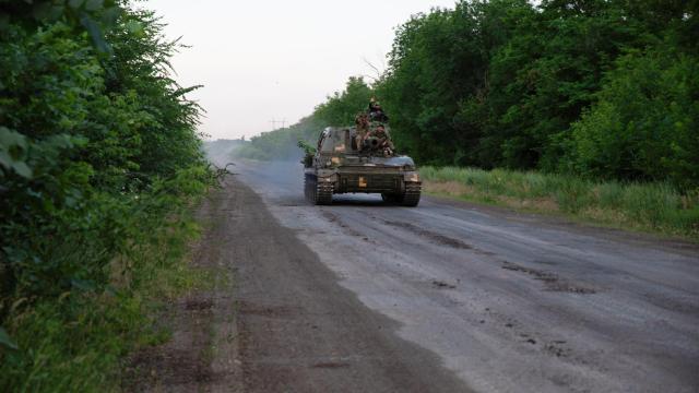 Soldados ucranianos montados en un tanque.