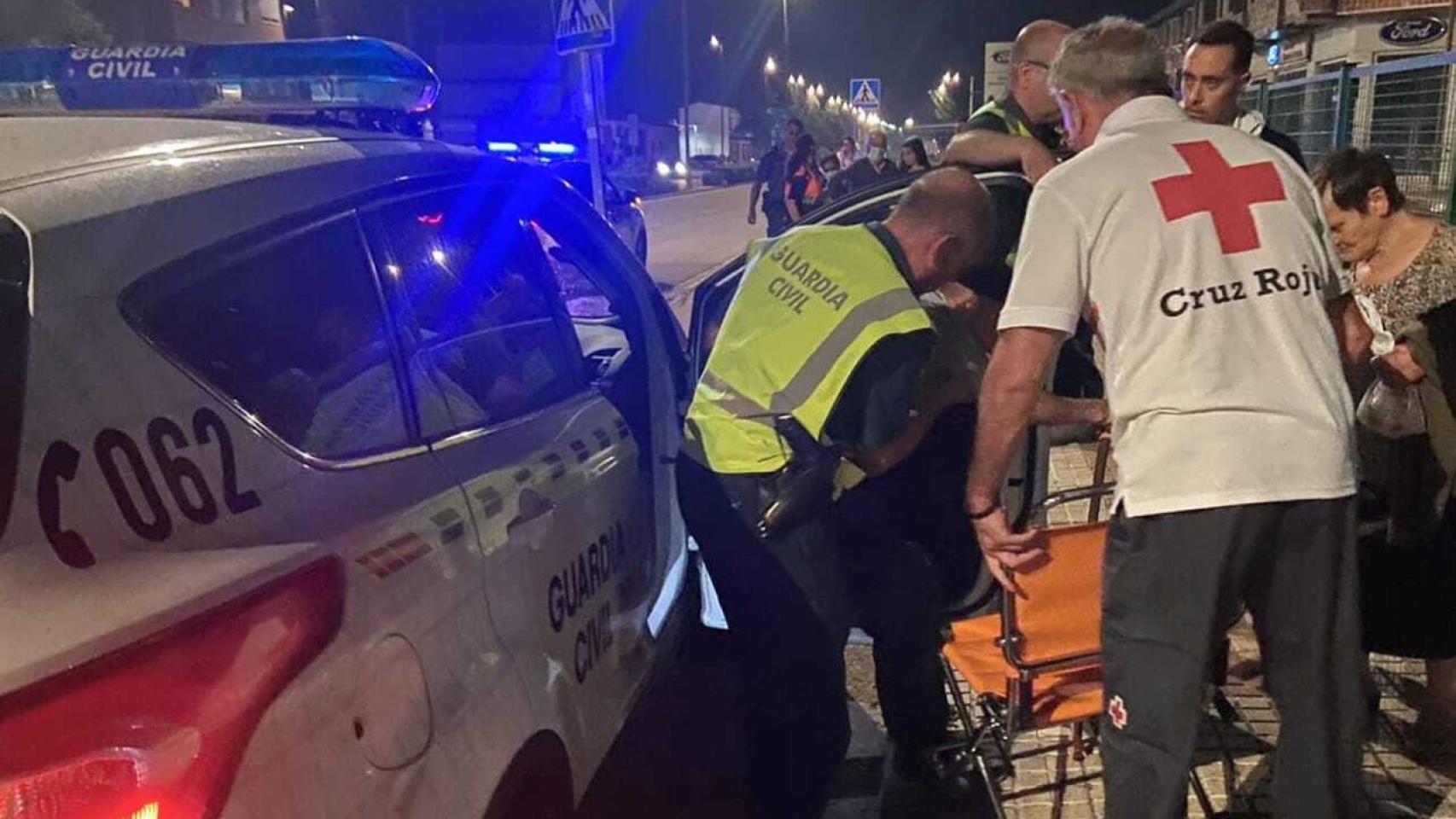 Un hombre mayor vuelve a su casa tras el incendio en la Sierra de la Culebra