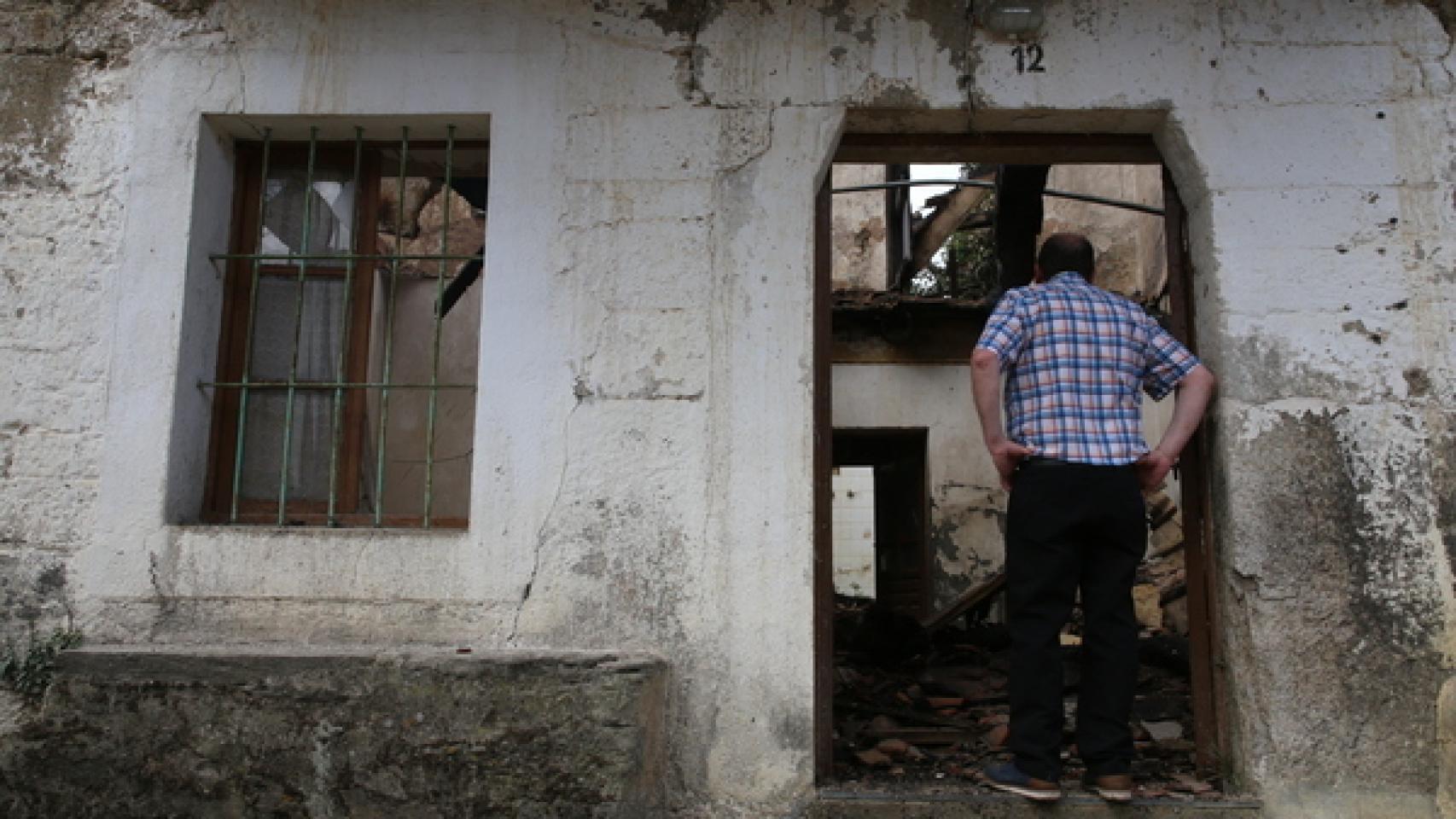 Un vecino observa su casa calcinada tras el incendio en la Sierra de la Culebra, en Zamora. Fotografía: JL Leal. ICAL