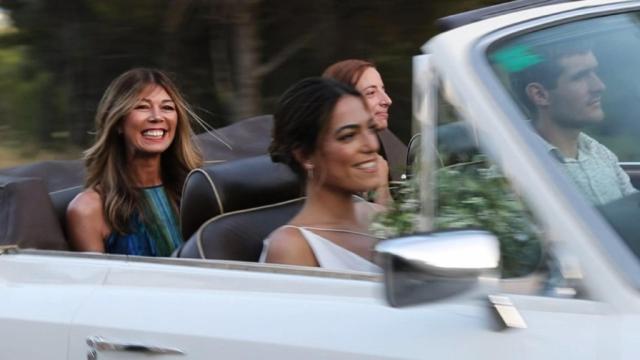 Andrea Navarro, acompañada de su madre, Eva Zaldívar, el día de su boda.