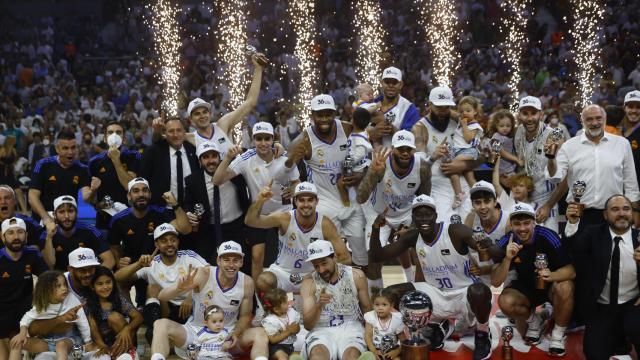 Los jugadores del Real Madrid y el cuerpo técnico con el título de la Liga Endesa.