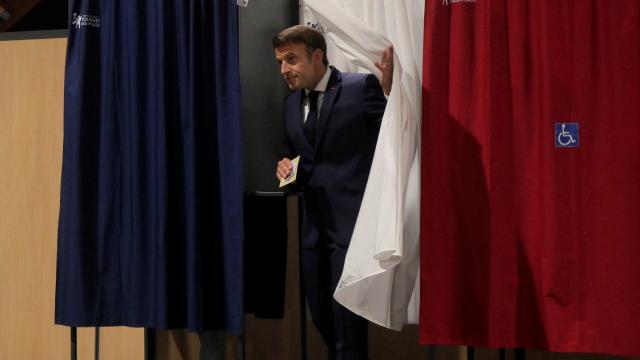 Emmanuel Macron tras votar en la segunda vuelta de las legislativas francesas.