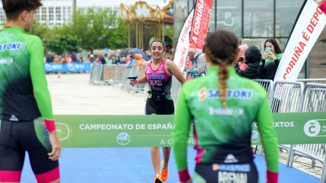Saltoki Trikideak llega a la meta en el Relevo Mixto Absoluto.
