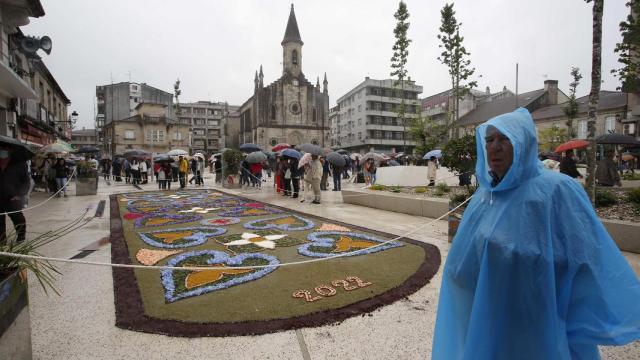 Alfombras florales en Ponteareas (Pontevedra) con motivo del Corpus Christi.