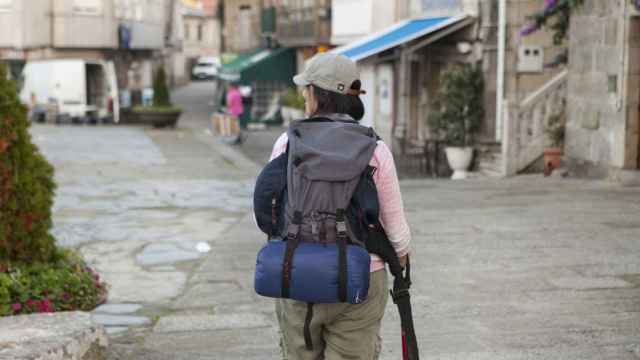 Una peregrina realiza el Camino Portugués.