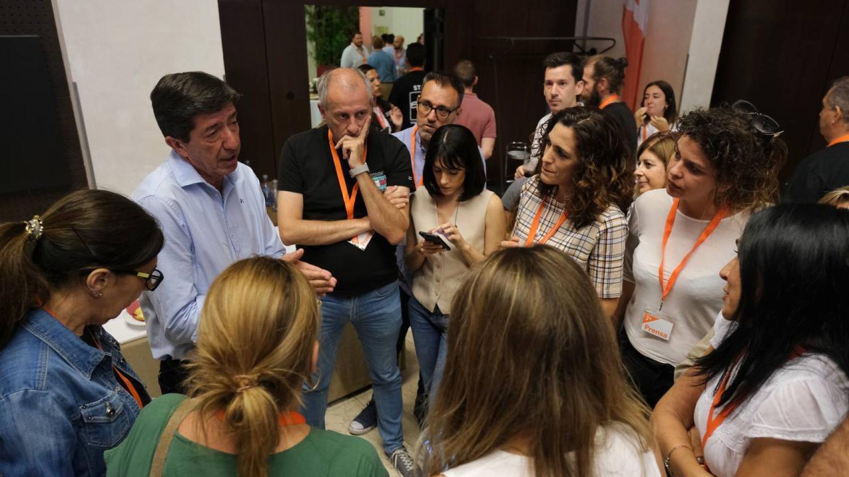 El candidato de Cs, Juan Marín, acude a votar a su colegio electoral en Sanlúcar de Barrameda.