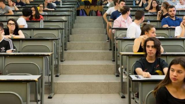 Alumnos examinándose de la EBAU en la Universidad de Salamanca.