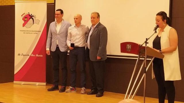 Diego Camino recibe la insignia de oro de la Federación de Castilla y León de Balonmano