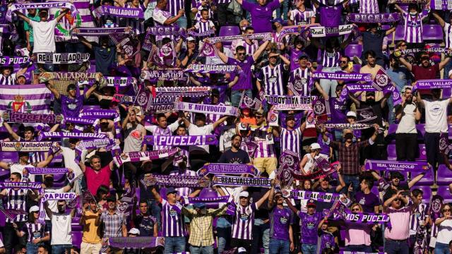Aficionados del Real Valladolid animan al equipo durante un partido en el Estadio José Zorrilla.