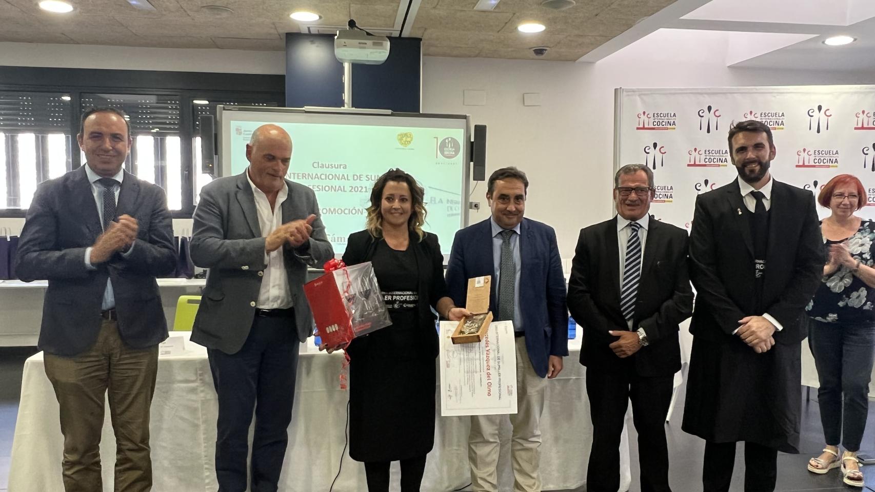 La alumna Mercedes Vázquez recibe el premio Pascual Herrera al mejor sumiller de la Escuela de Cocina, este lunes.