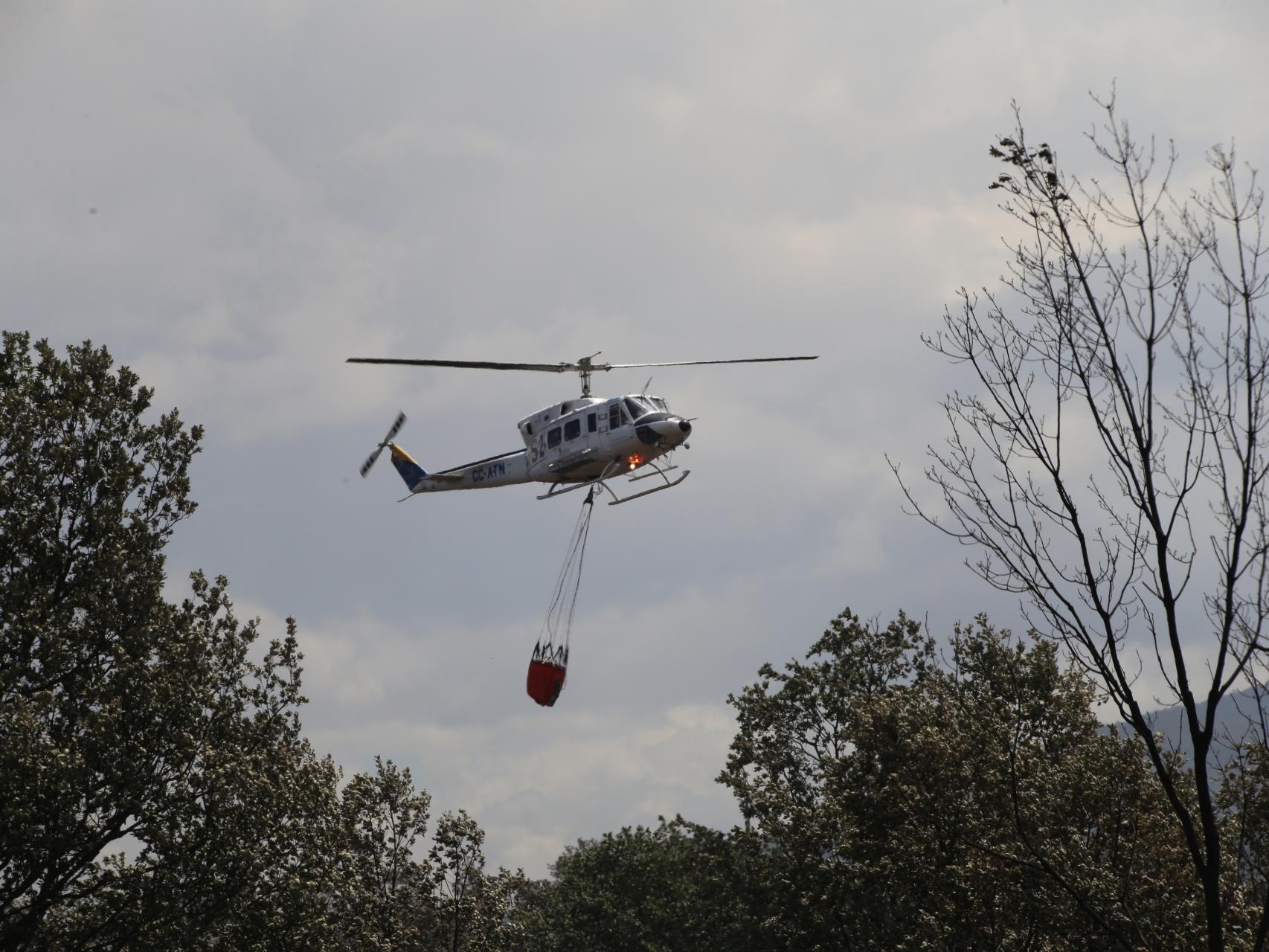 Un helicóptero en las inmediaciones del incendio de la Sierra de la Culebra, este fin de semana.