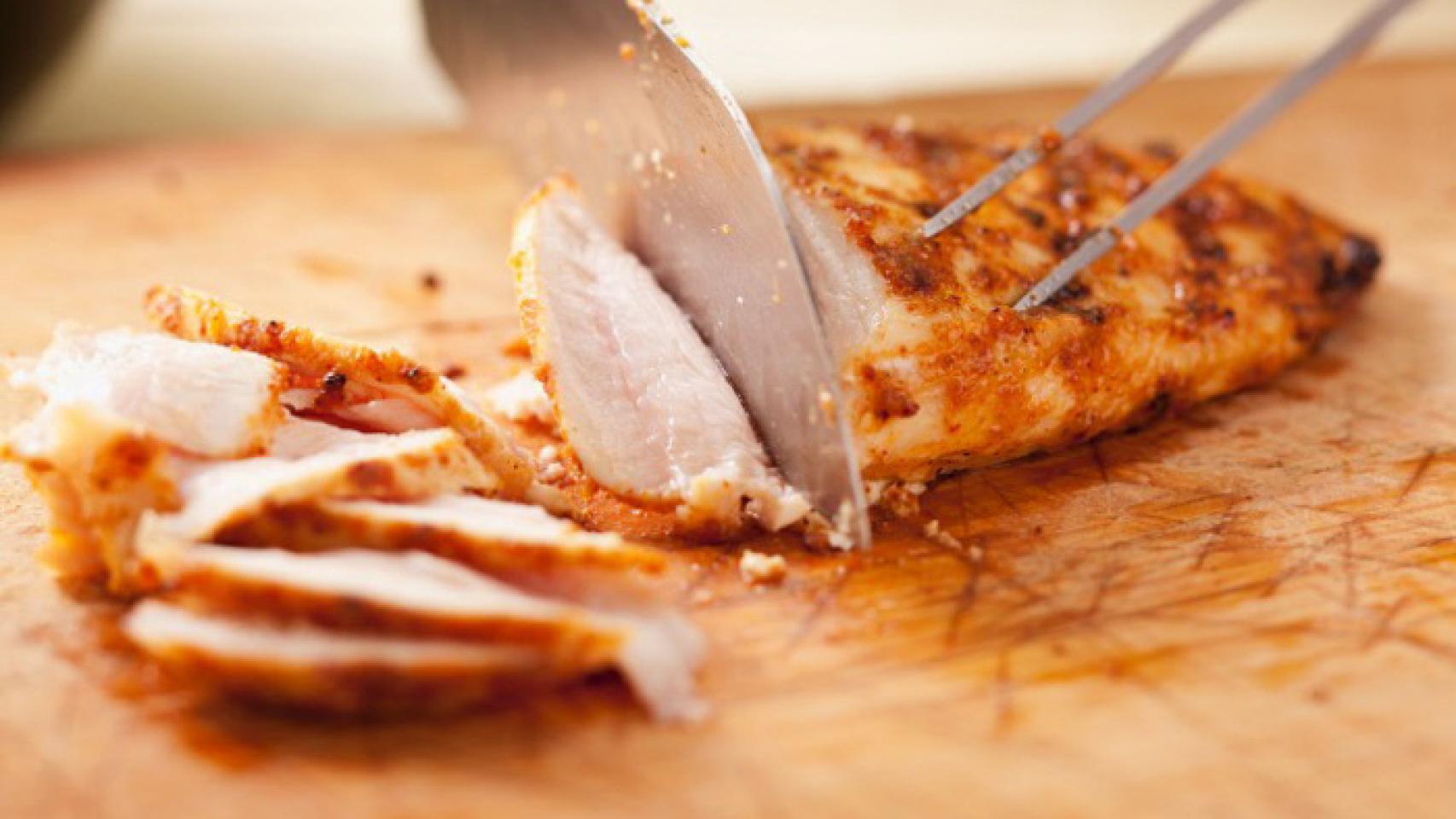 Pechuga de pollo fileteada.